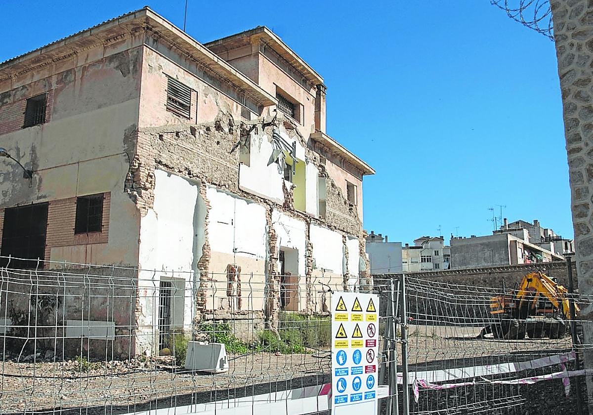 Una máquina dentro del recinto de la vieja cárcel, en 2022, cuando empezaron los derribos dentro.