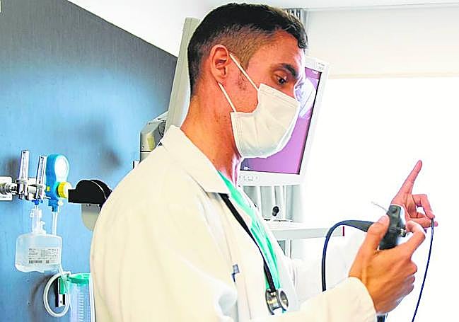 El neumólogo Carlos Martínez Baeza durante una prueba.