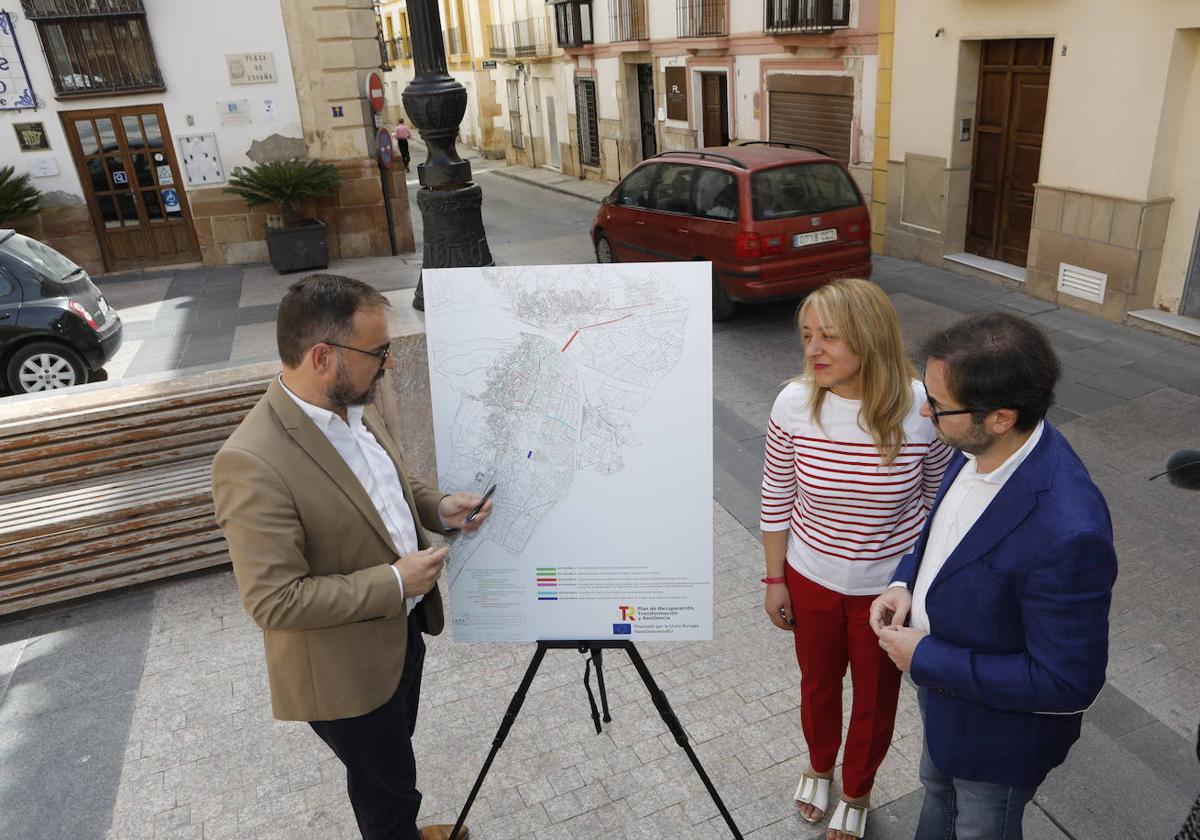 El alcalde junto a los concejales Ángeles Mazuecos e Isidro Abellán durante la presentación del proyecto en la plaza de España.