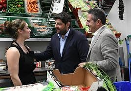 El presidente de la Región de Murcia, Fernando López Miras, este viernes, junto a comerciantes de Alcantarilla.