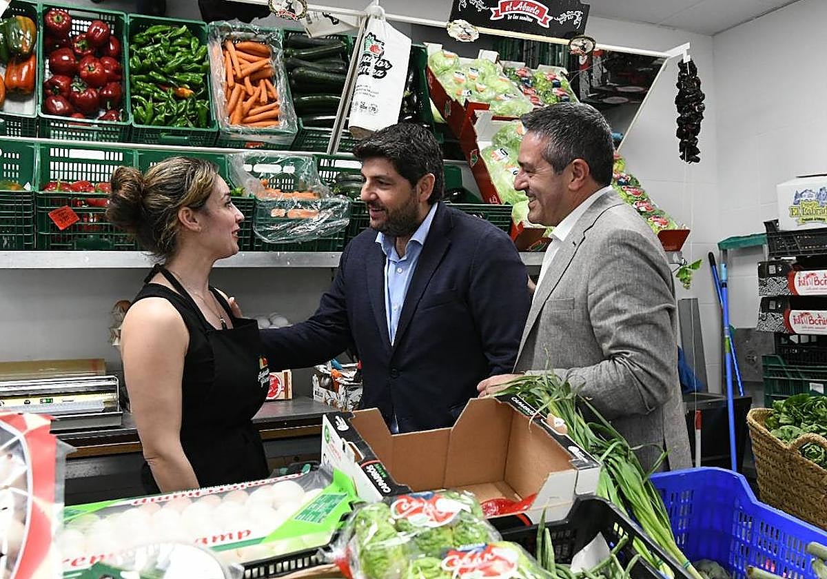 El presidente de la Región de Murcia, Fernando López Miras, este viernes, junto a comerciantes de Alcantarilla.