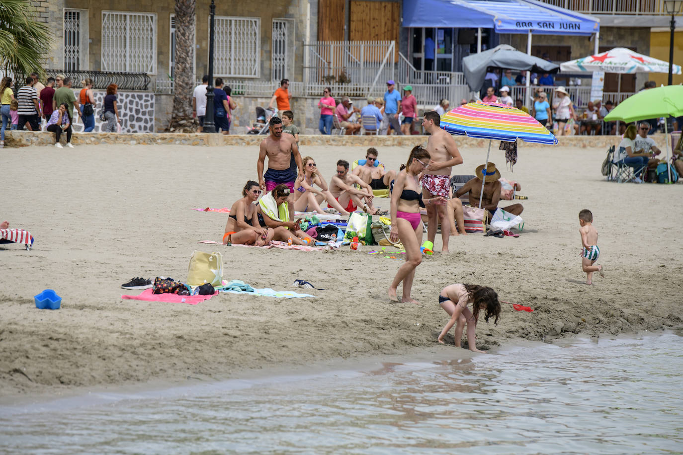 Las playas de Los Alcázares se llenan de bañistas por las altas temperaturas