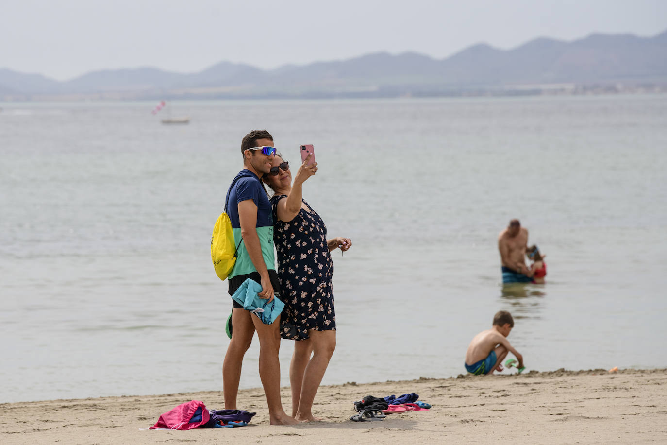 Las playas de Los Alcázares se llenan de bañistas por las altas temperaturas