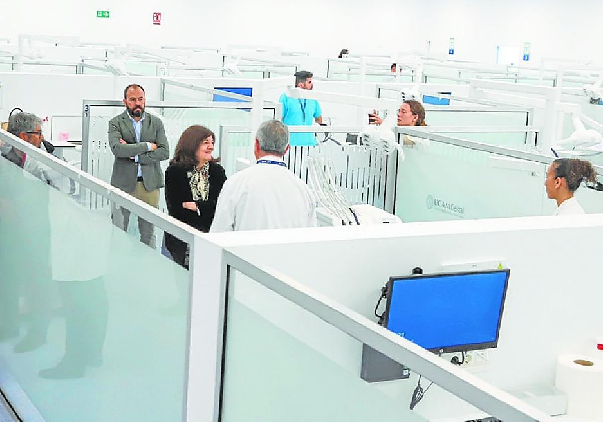 María Dolores García, presidenta de la UCAM, visita las instalaciones de la nueva clínica odontológica universitaria en Cartagena.