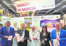 Antonio Luengo, Juan Antonio Cantero, Julio Velandrino, Remedios García y Sergio López posan con sacos de arroz de Calasparra.