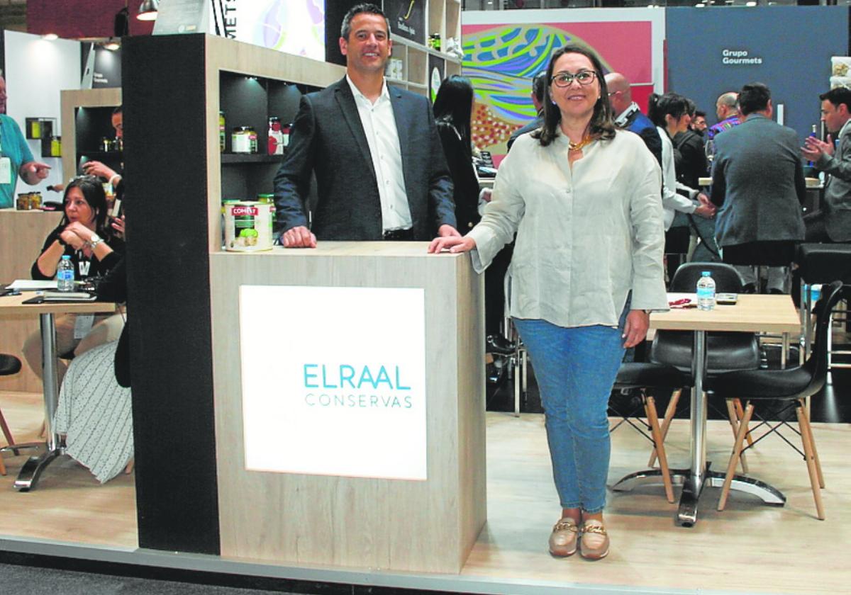 Rubén Herrera y Ramona López, en el estand de Conservas El Raal, en el 36 Salón Gourmets de Madrid.