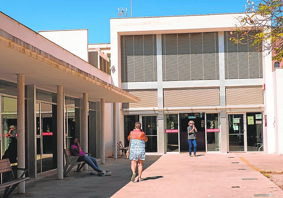Usuarios, en los accesos al centro de salud de Aguamarina, el único de Orihuela Costa.