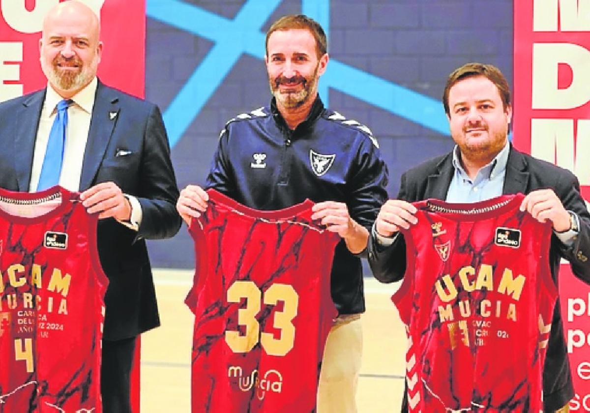 Pablo Rosique, Sito Alonso y Antonio Gómez-Fayrén posan con la nueva camiseta.