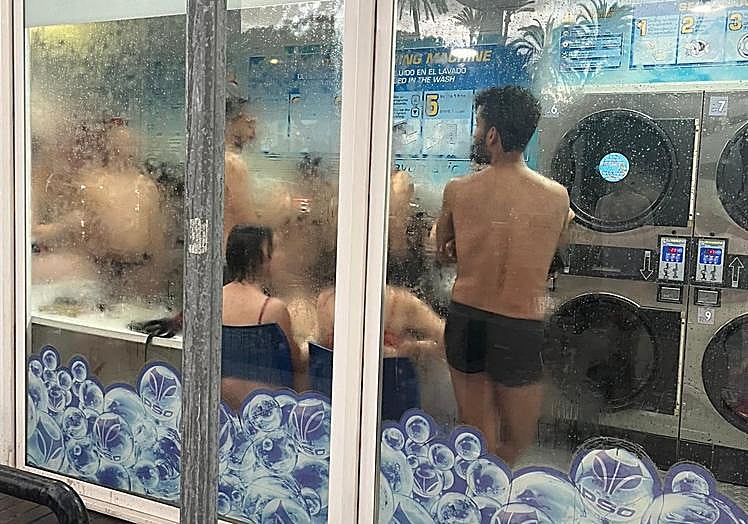 Varias personas se refugian en una lavandería.