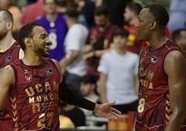 Sadiel Rojas sonríe junto a Sakho.