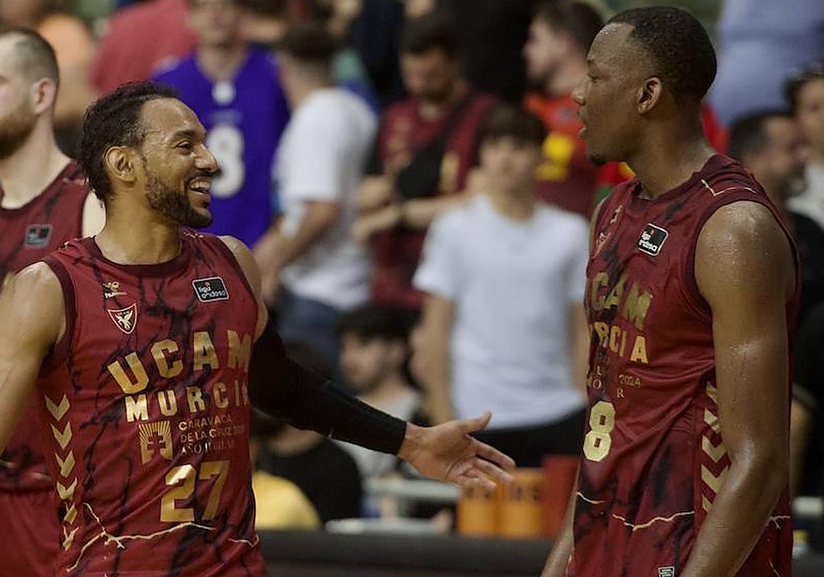 Sadiel Rojas sonríe junto a Sakho.