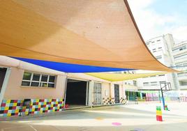 Patio del colegio María Maroto, de Murcia, con un toldo instalado para ofrecer zonas de sombra a los escolares.