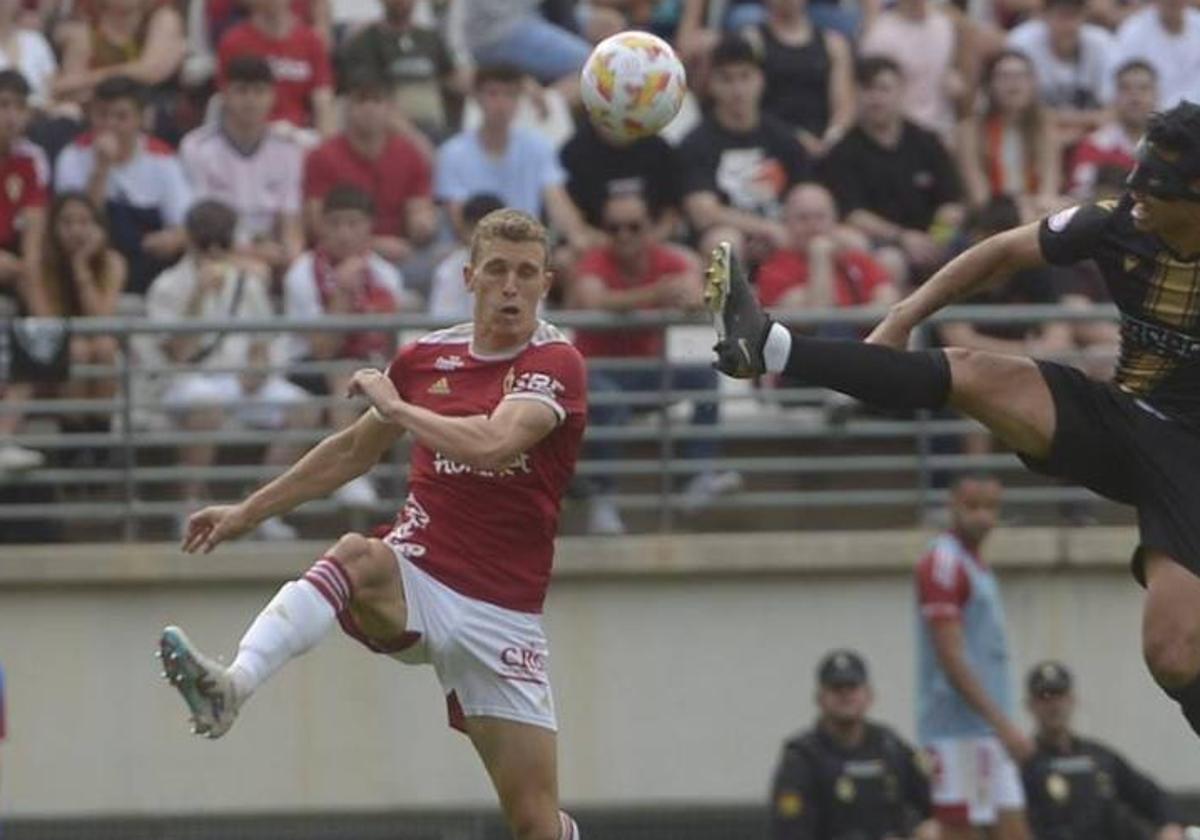 Alberto González intenta llegar al balón.