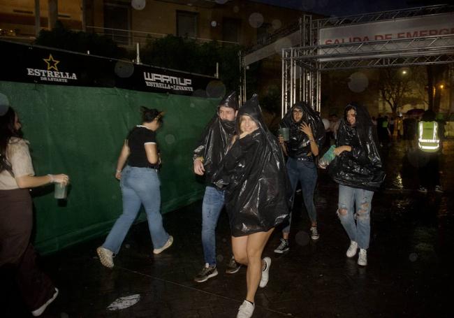 Bolsas de basura a modo de chubasqueros.