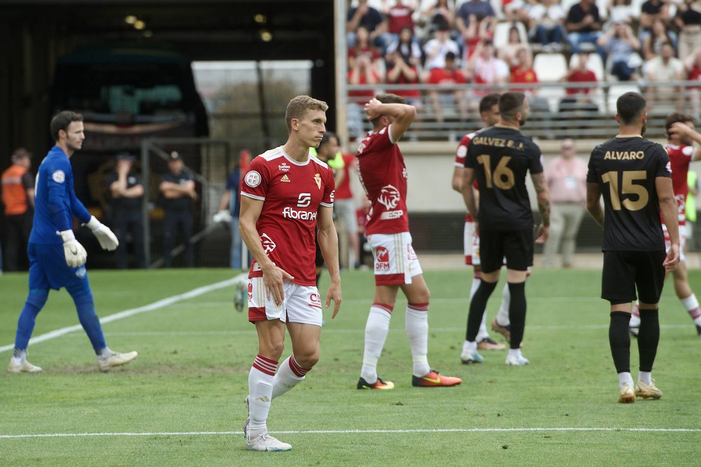 La derrota del Real Murcia frente al Intercity, en imágenes