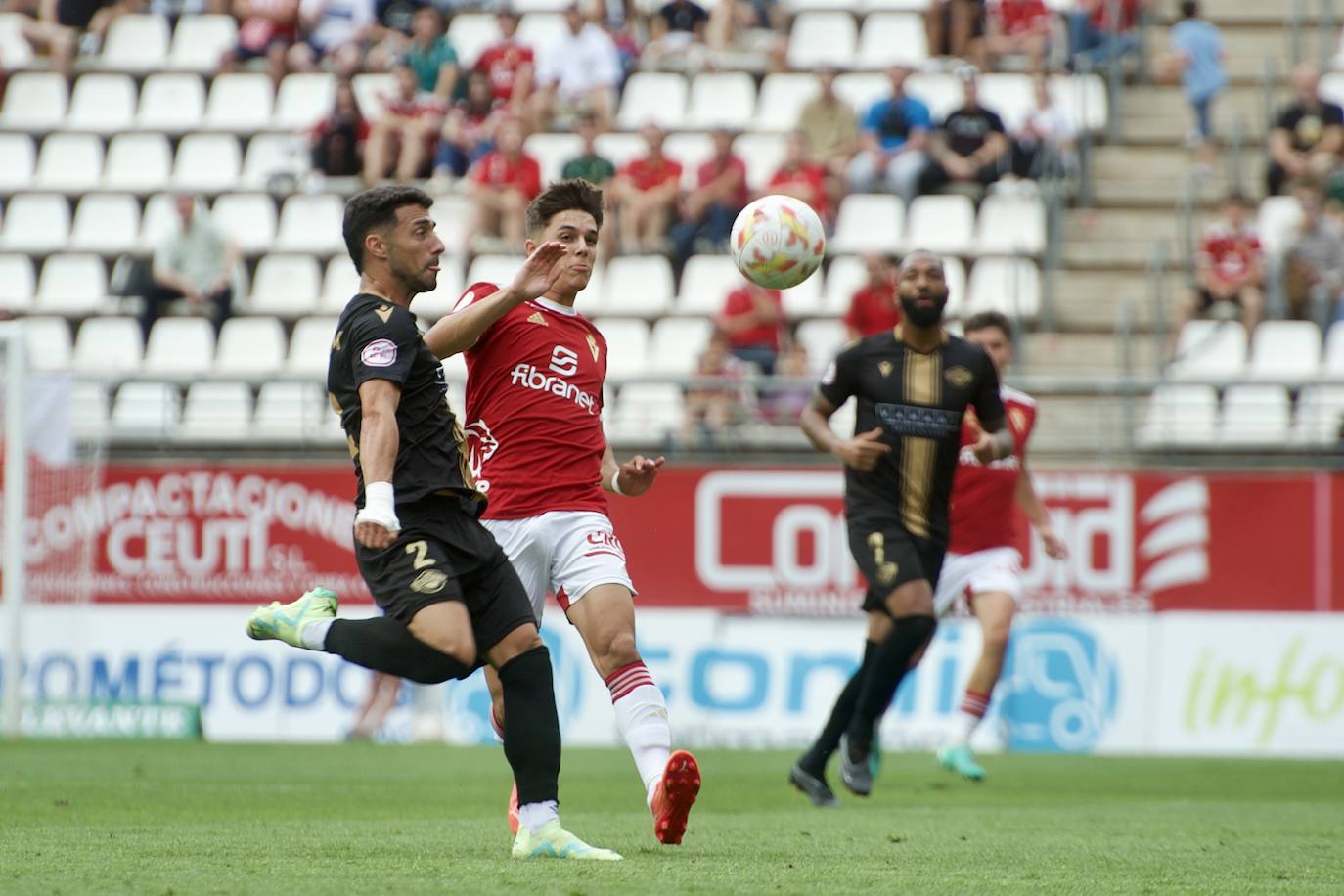 La derrota del Real Murcia frente al Intercity, en imágenes