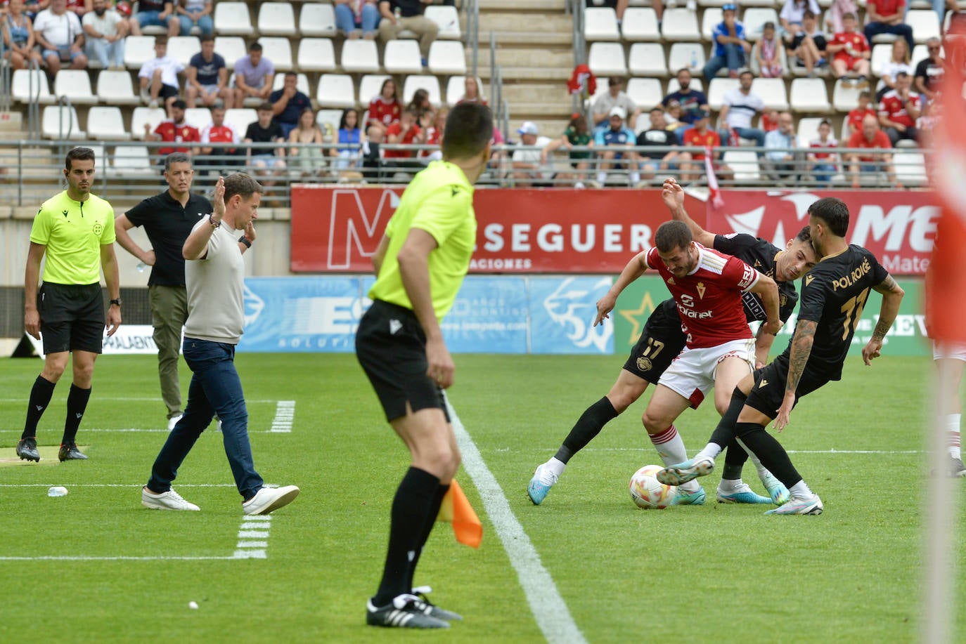 La derrota del Real Murcia frente al Intercity, en imágenes