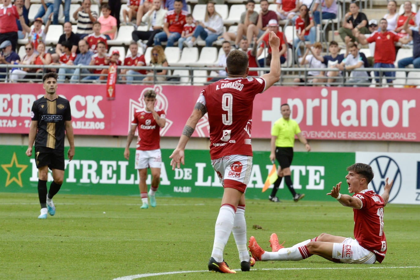 La derrota del Real Murcia frente al Intercity, en imágenes