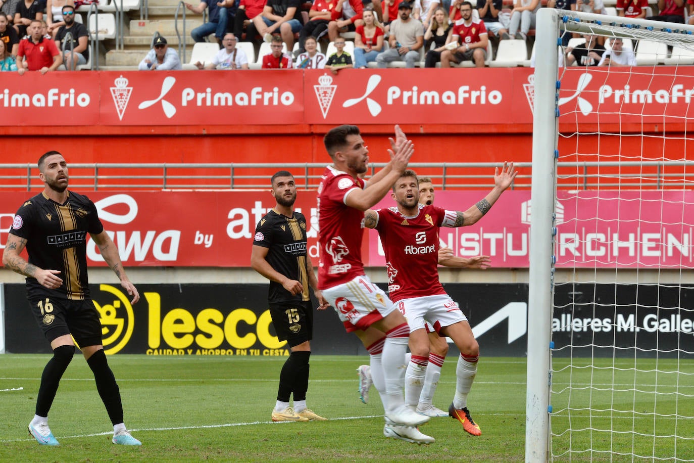 La derrota del Real Murcia frente al Intercity, en imágenes