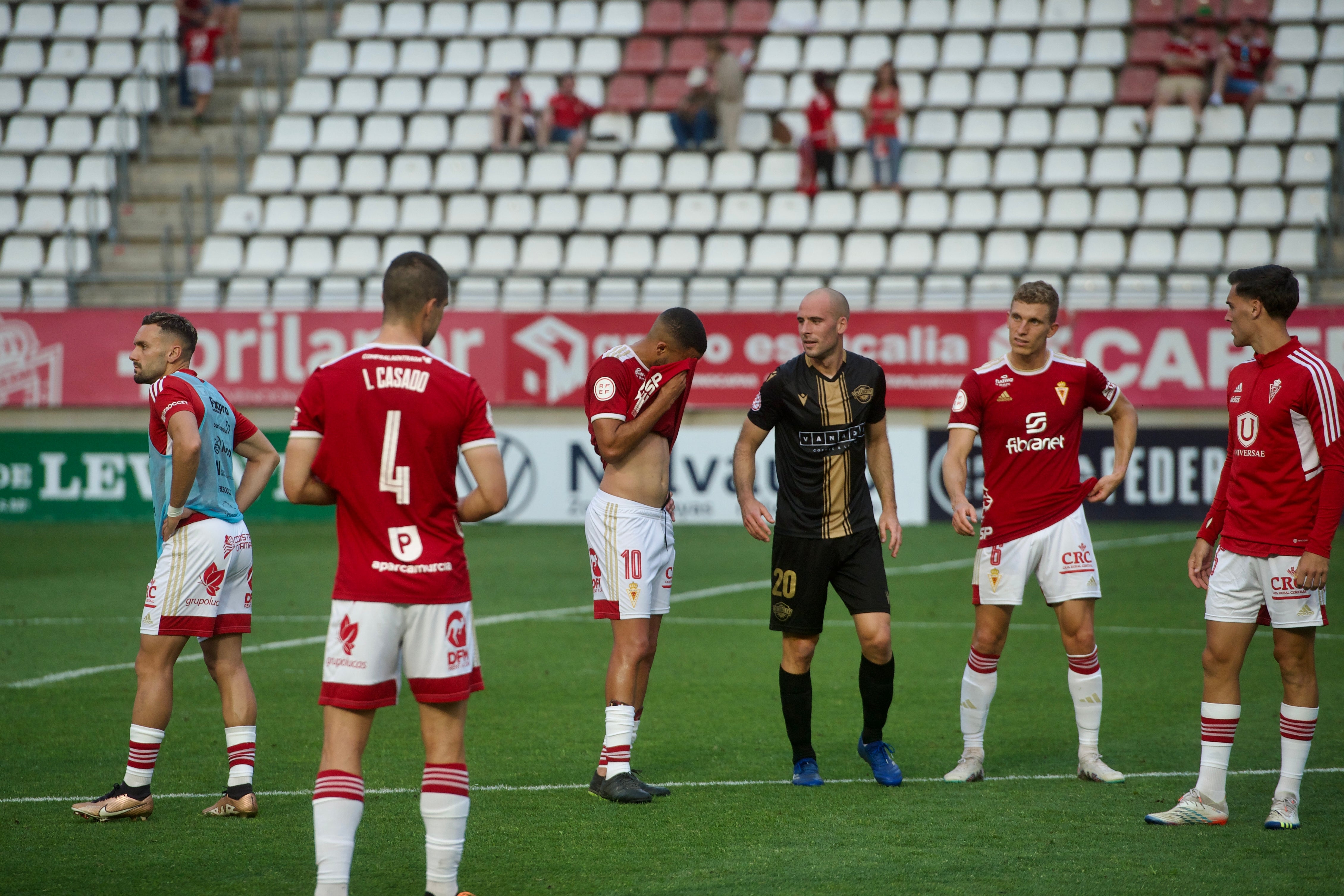 La derrota del Real Murcia frente al Intercity, en imágenes