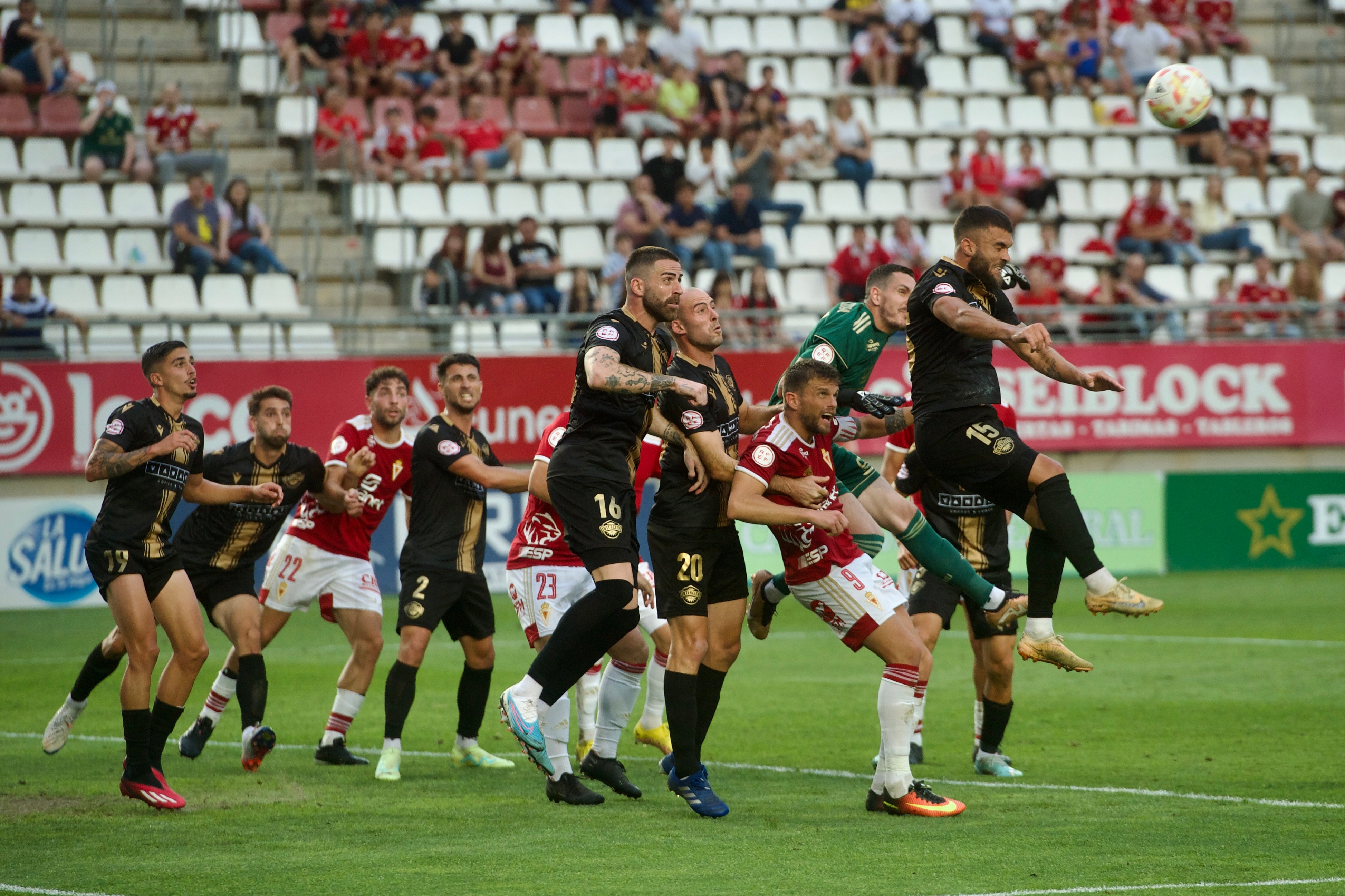 La derrota del Real Murcia frente al Intercity, en imágenes