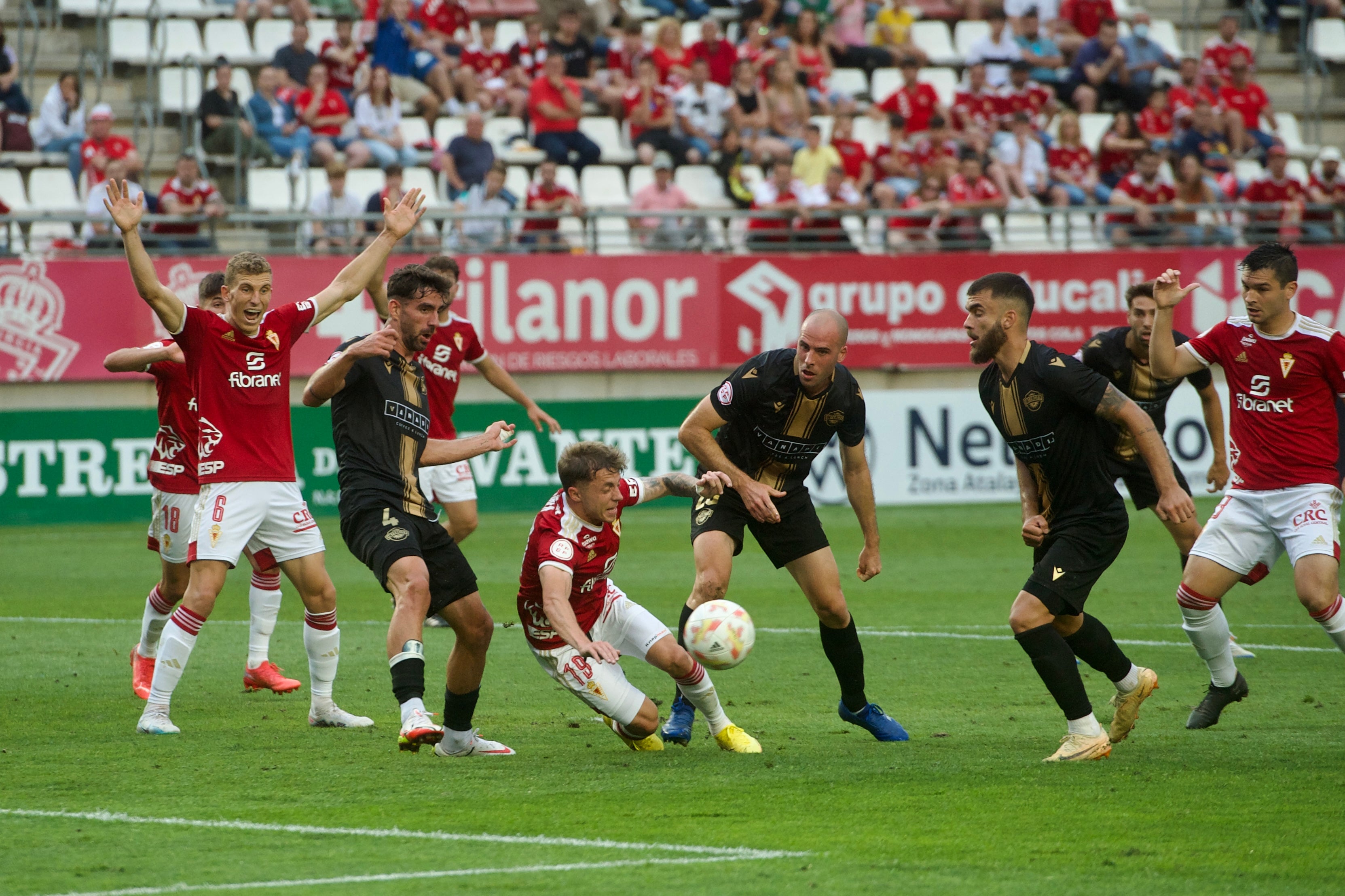 La derrota del Real Murcia frente al Intercity, en imágenes