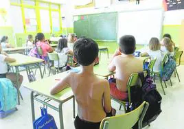 Niños combatiendo las altas temperaturas en un colegio de la pedanía murciana de El Palmar, en una imagen de archivo.