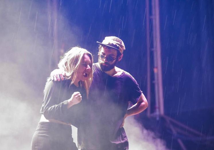 Imagen principal - Rocío Márquez y Bronquio dándolo todo bajo la lluvia, Carlos Sadness y el cantante de Carolina Durante.