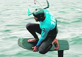 Uno de los participantes en la Fun Foil Fest disputada este fin de semana en Los Alcázares.