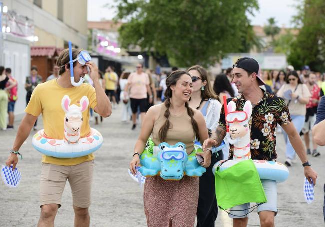 Algunos asistentes optaron por divertidos flotadores y gafas de bucear.