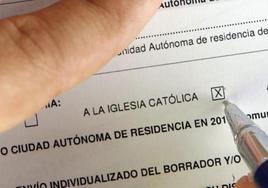 Un contribuyente pone la'X' de la Iglesia católica en la declaración de la renta.