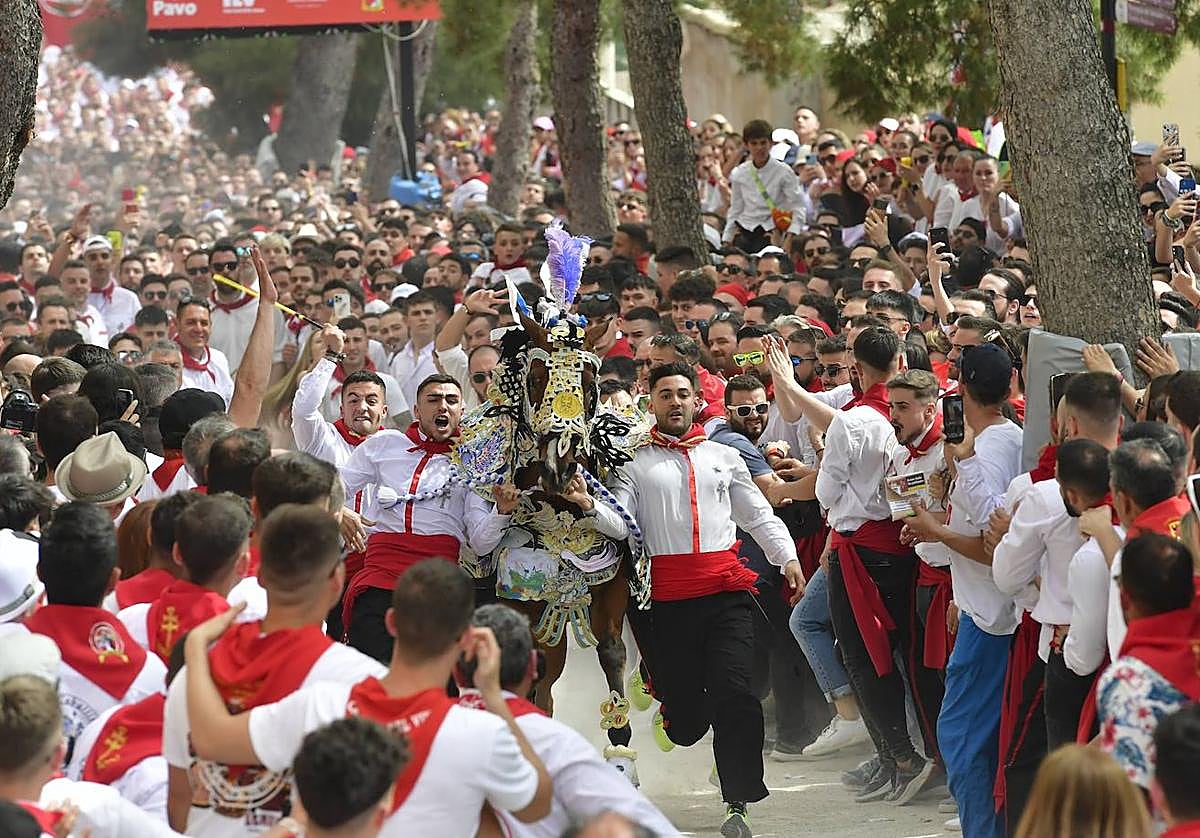 La carrera de la peña Terremoto junto a su yegua.