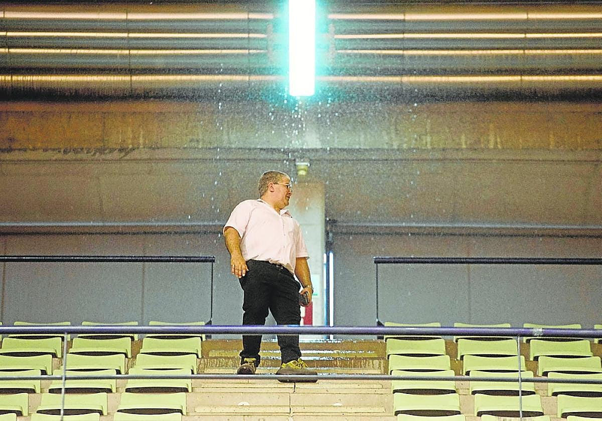 Grada alta del pabellón de Deportes de Murcia, vacía el sábado y con goteras tras un chaparrón.