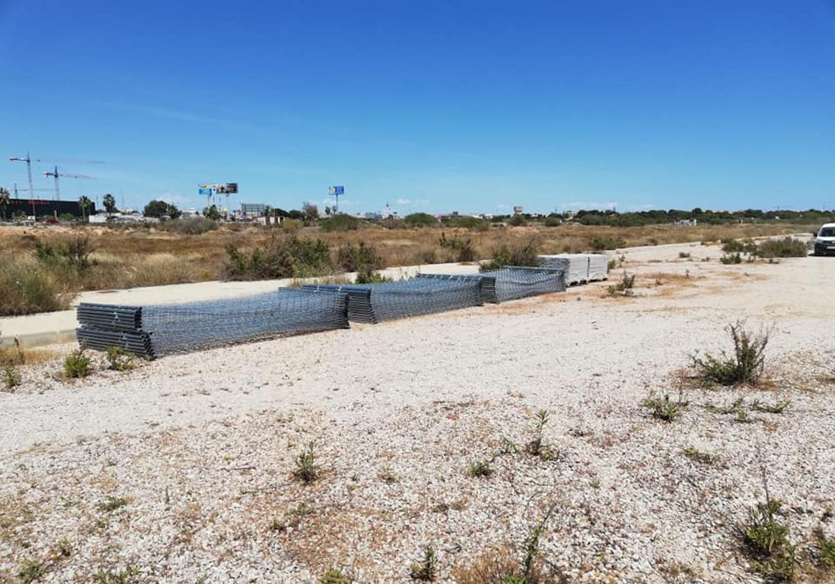 Vallado puesto por Gomendio en el perímetro de Cala Mosca.