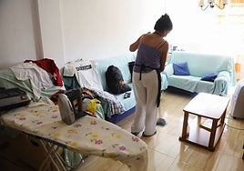 Una trabajadora de hogar realizando sus tareas.