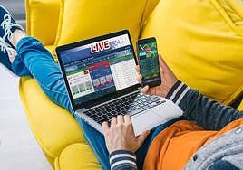 Un joven apuesta a través de internet en una imagen de archivo.