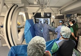 El equipo de Neurorradiología intervencionista durante la realización de una trombectomía, en La Arrixaca.