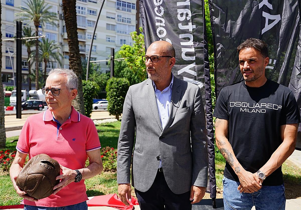 Pedro León, este martes, en la colocación de una plaza conmemorativa en la Plaza Circular, donde estaba ubicado el primer campo del Real Murcia.