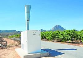Un cañón antigranizo instalado junto a una plantación de frutales de Cieza.