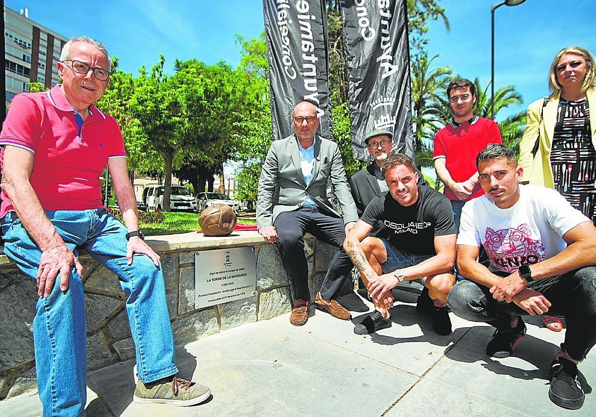 Pedro García, a la izquierda, junto al concejal García Rex, Pedro León, Armando y la consejera Carrillo.