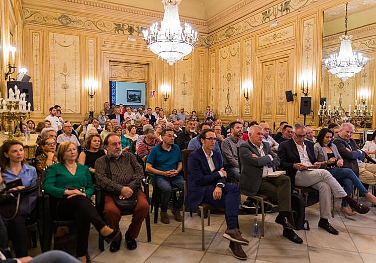 La visita de Puig llenó el salón de bailes del Casino.