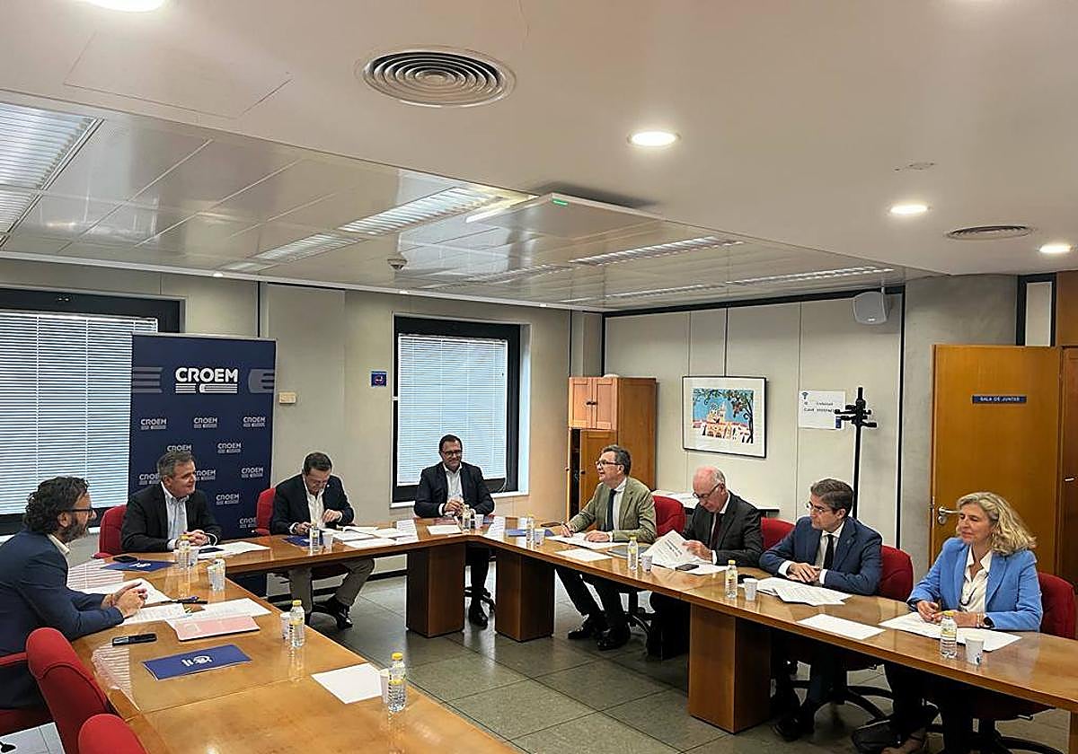 El candidato del PP a la alcaldía de Murcia, José Ballesta durante su encuentro con representantes de Croem.