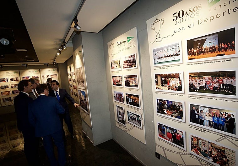 La exposición fotográfica que conmemora el medio siglo de El Corte Inglés en Murcia ya se puede visitar.