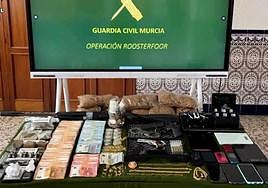 Dinero y efectos incautados por la Guardia Civil.