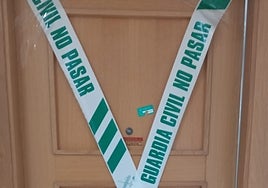 Una de las puertas forzadas de una vivienda registrada durante el operativo.