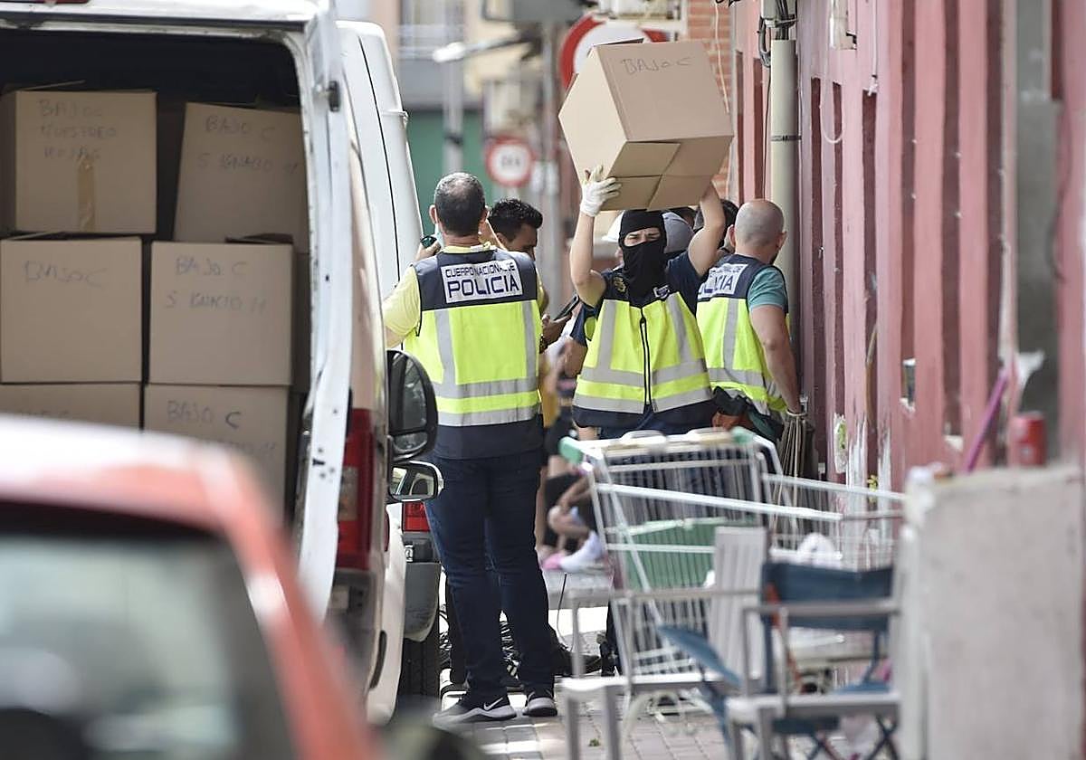 La Policía Nacional, en un operativo antidroga en el barrio murciano del Espíritu Santo, en Espinardo, este miércoles.