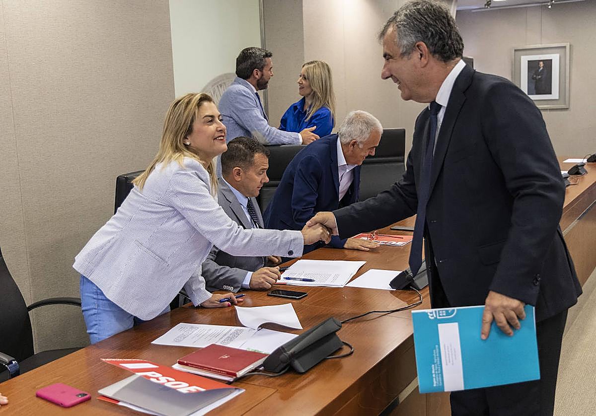 El consejero Juan María Vázquez saluda a la diputada socialista Carmina Fernández, este miércoles en la reunión de la Diputación Permanente.