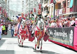 Los Infantes de Castilla, durante el cortejo celebrado en la Gran Vía ayer por la mañana.