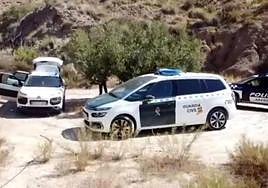 Los agentes localizan a los dos detenidos tras la pelea.