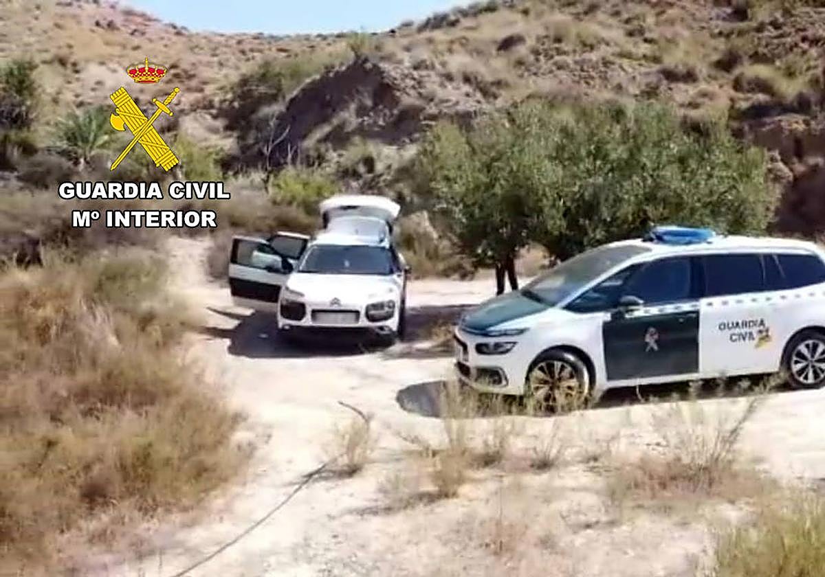 Los agentes localizan a los dos detenidos tras la pelea.